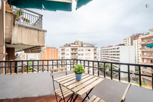Airy double bedroom near Jardins Baix Guinardó