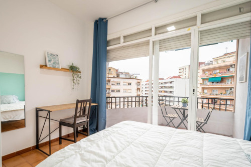 Airy double bedroom near Jardins Baix Guinardó