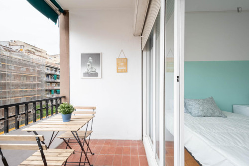 Airy double bedroom near Jardins Baix Guinardó