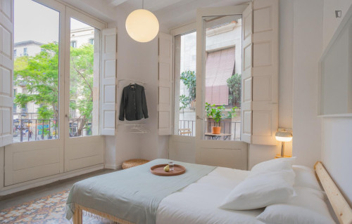 Superb double bedroom with private balcony near the Ciutadella Park