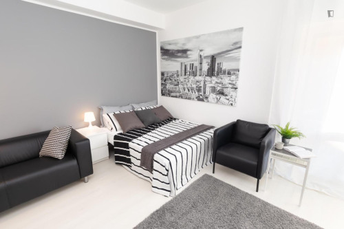 Charming double bedroom in mestre 