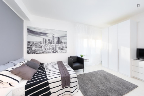 Charming double bedroom in mestre 