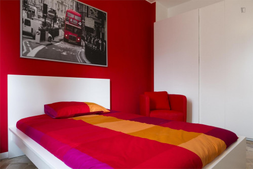 Cool double bedroom in a 3-bedroom apartment near Piazza Frattini
