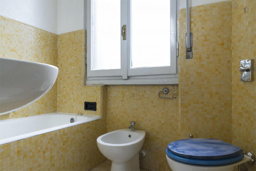 Cool double bedroom in a 3-bedroom apartment near Piazza Frattini