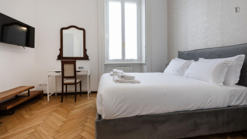 Large 4-bedroom apartment near the Centrale FS metro