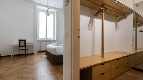 Large 4-bedroom apartment near the Centrale FS metro