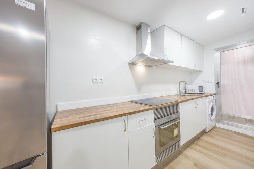 Nice double bedroom near Amistat-Casa de Salut metro