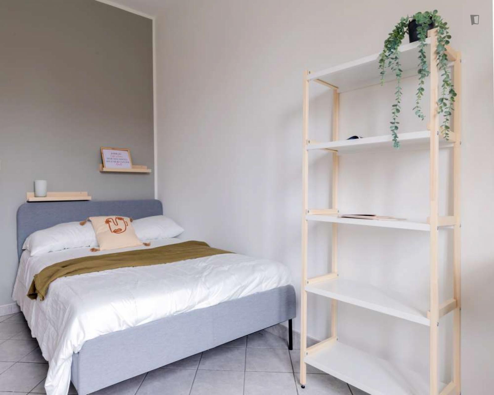 Neat Single Bedroom In Aurora - 1