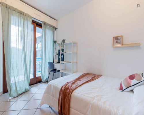 Single bedroom with a balcony, in Aurora