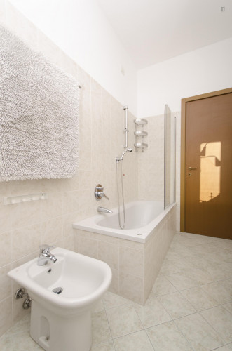 Roomy twin bedroom in the vicinity of ISAD - Institute of Design and Architecture - Gallery - 13