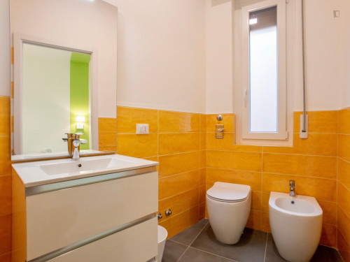 Single bed in a beautiful twin bedroom with en-suite bathroom - Gallery - 6