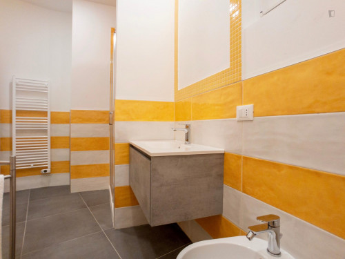Single bed in a beautiful twin bedroom with en-suite bathroom - Gallery - 9