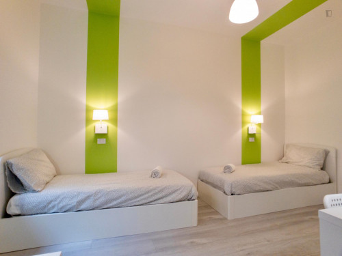 Single bed in a beautiful twin bedroom with en-suite bathroom - Gallery - 20