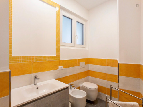 Single bed in a beautiful twin bedroom with en-suite bathroom - Gallery - 10