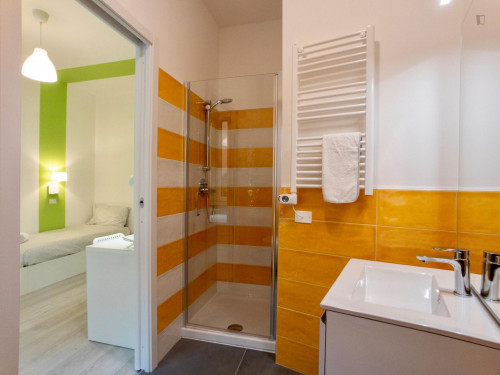 Single bed in a beautiful twin bedroom with en-suite bathroom - Gallery - 5