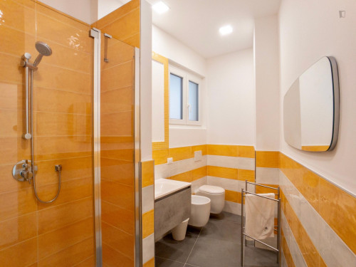 Single bed in a beautiful twin bedroom with en-suite bathroom - Gallery - 11