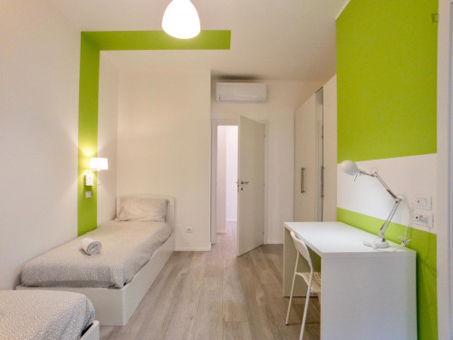 Single bed in a beautiful twin bedroom with en-suite bathroom - Gallery - 21