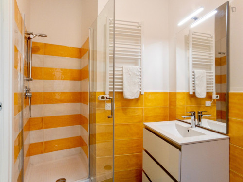 Single bed in a beautiful twin bedroom with en-suite bathroom - Gallery - 7