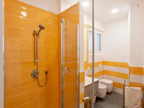 Single bed in a beautiful twin bedroom with en-suite bathroom - Gallery - 8