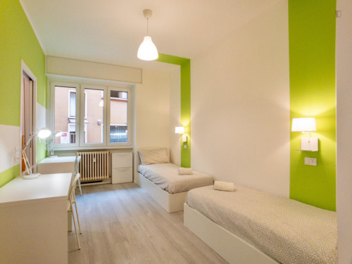 Single bed in a beautiful twin bedroom with en-suite bathroom - Gallery - 12