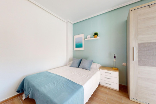 Attractive single bedroom in a property with balcony