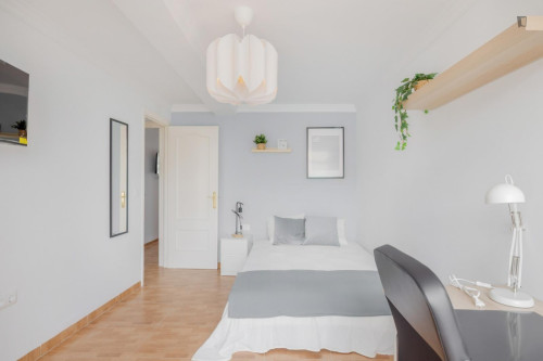 Attractive single bedroom