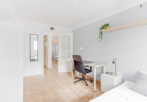 Cozy single bedroom