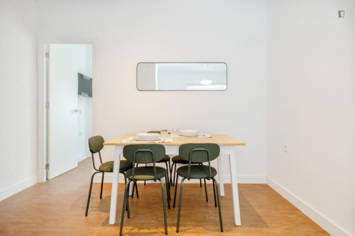 Great looking single bedroom with balcony