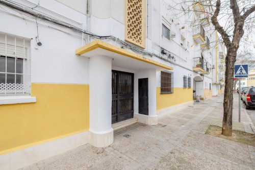 Great looking single bedroom with balcony