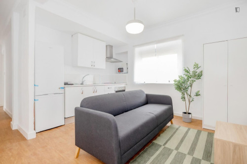 Great looking single bedroom with balcony - Gallery - 8