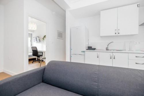 Great looking single bedroom with balcony
