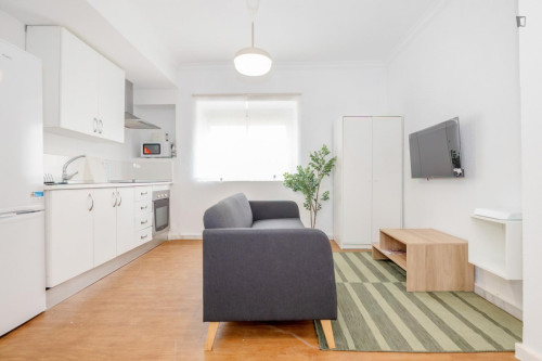 Great looking single bedroom with balcony - Gallery - 7