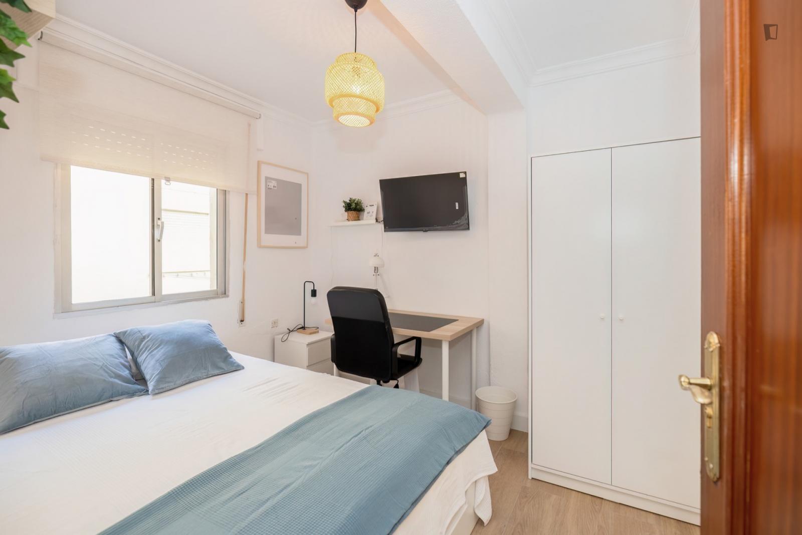 Great Looking Single Bedroom - 1