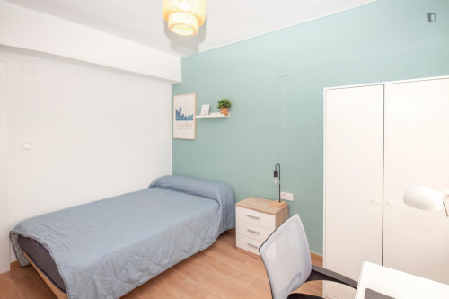 Great looking single bedroom with balcony