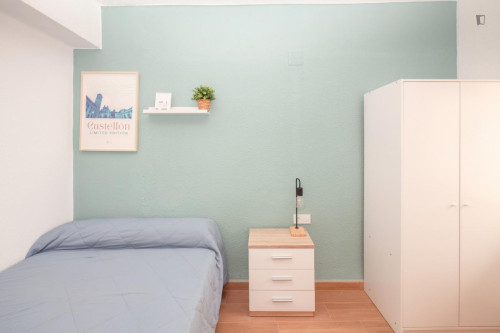 Great looking single bedroom with balcony