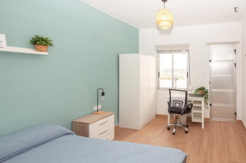 Great looking single bedroom with balcony