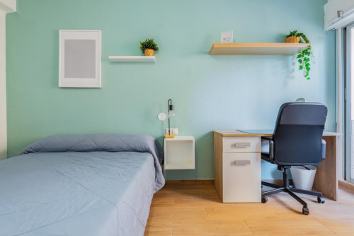 Great looking single bedroom