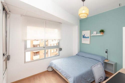 Great looking single bedroom with balcony