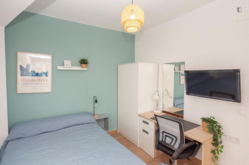 Great looking single bedroom with balcony