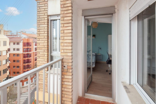 Great looking single bedroom with balcony