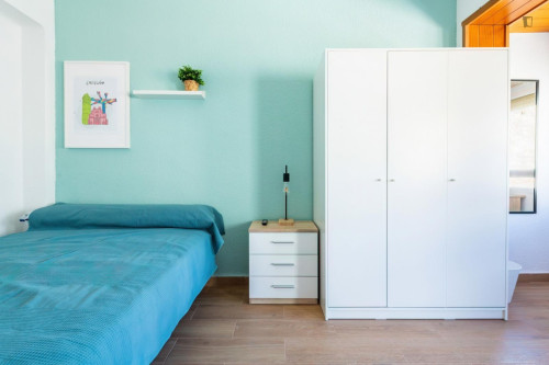 Great looking single bedroom with balcony