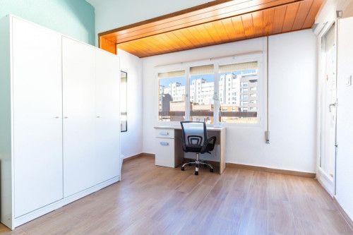 Great looking single bedroom with balcony