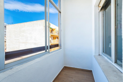Great looking single bedroom with balcony  - Gallery -  5