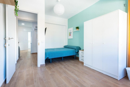 Great looking single bedroom with balcony