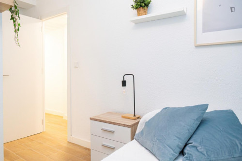 Great looking single bedroom