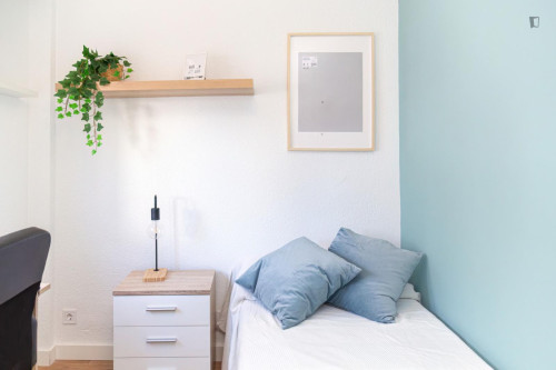Cozy single bedroom
