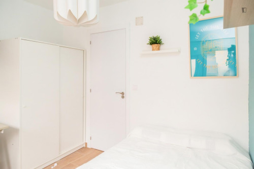 Attractive single bedroom with balcony - Gallery - 4