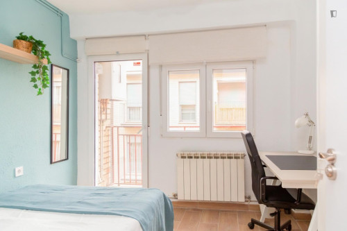 Attractive single bedroom with balcony - Gallery - 2