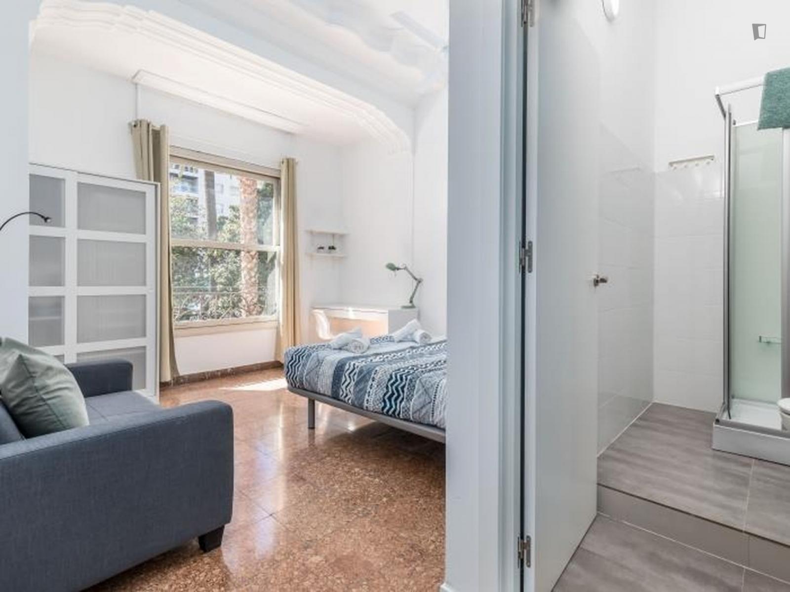  Appealing Single Bedroom In A Property With Balcony  -  Appealing single bedroom in a property with balcony  - Gallery -  1