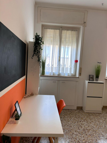 Welcoming single bedroom in the Valdonega neighbourhood